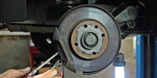 Czy przyczepa lekka może mieć hamulec najazdowy?