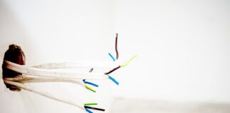 Jaki otwór pod gniazdko w płytce?