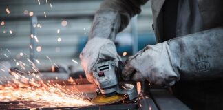 Czy szlifierką kątową można szlifować drewno?