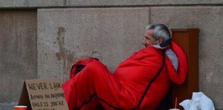 Jak trzymać filiżankę z kawa? Jak trzymać filiżankę z kawa?