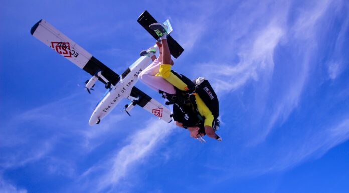 skoki ze spadochronem