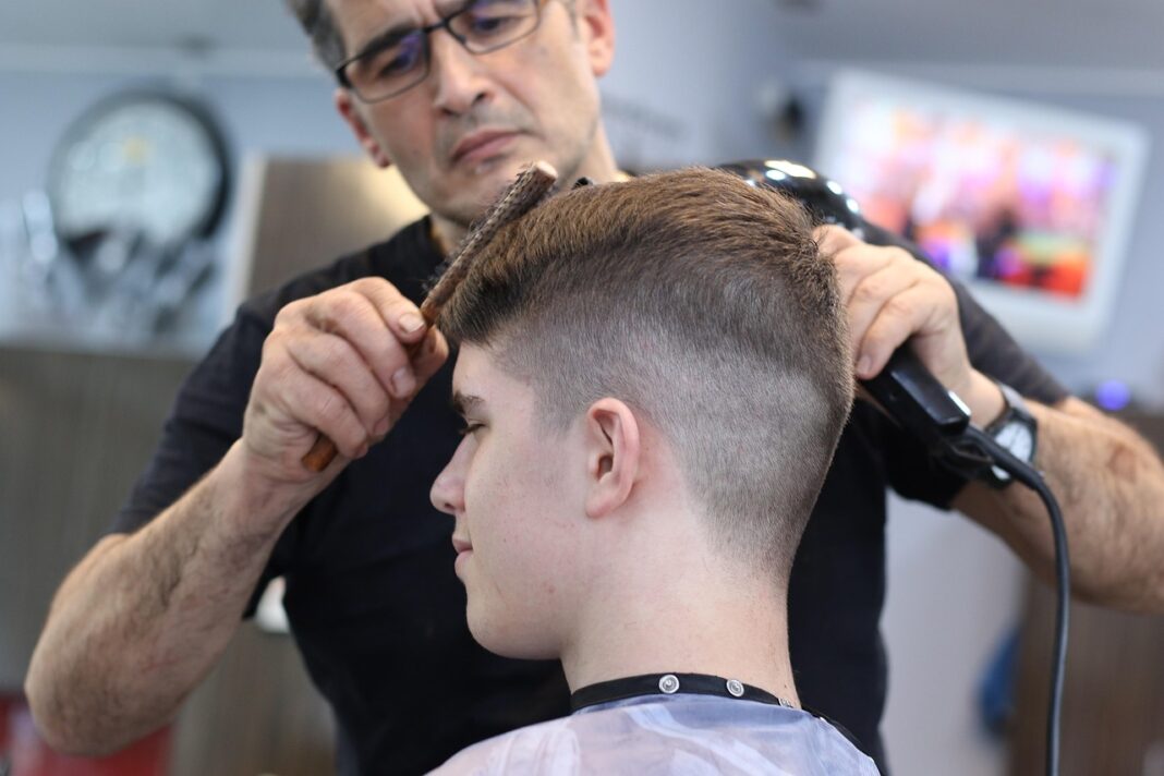 wyposażenie salonu fryzjerskiego