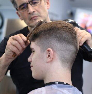 Strefa fryzjerska jako scena – jak wyposażenie kreuje spektakl codziennego piękna? wyposażenie salonu fryzjerskiego